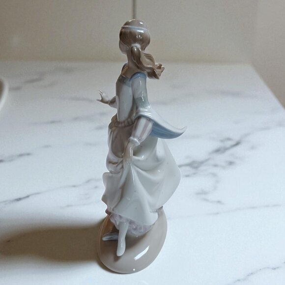 Vintage Lladro Cinderella #4828 Porcelain Figurine – “Lost Slipper” - Picture 3 of 15